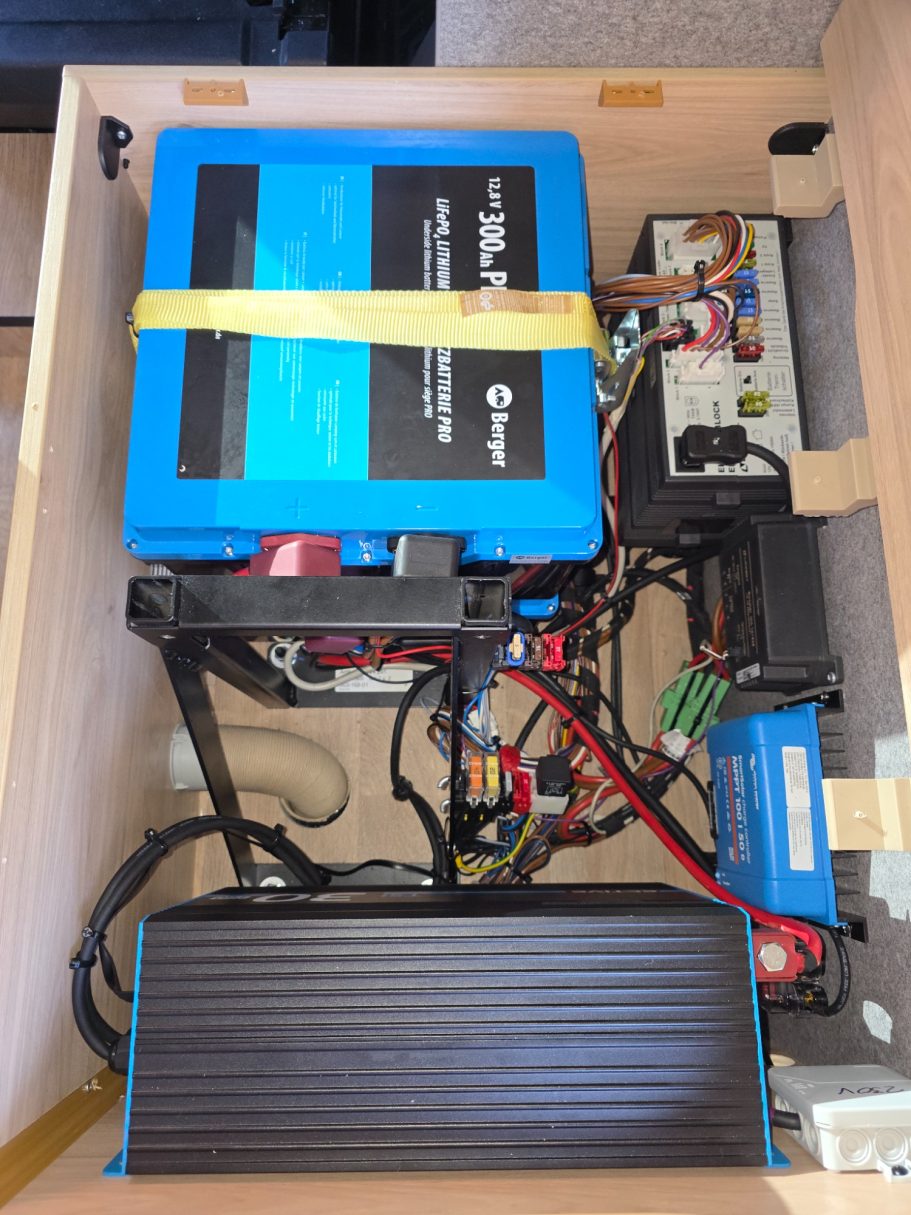 600Ah Lithium, 3 KW Inverter